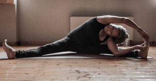 donna esegue esercizio di yoga